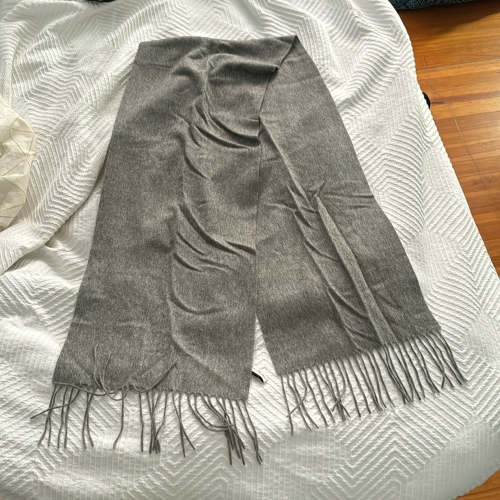 Grey 100% cashmere scarf with fringe